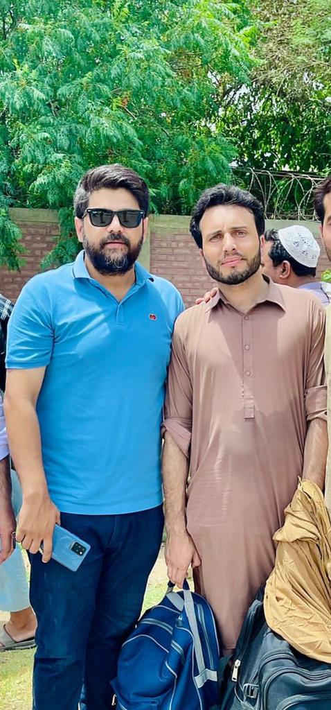 ihsankpk01's tweet photo. @falakjavaidkhan AJ Sanam javid ki shuhar or Sanam see sargudah mai mulaqat hugai https://t.co/zfNDukDFlb