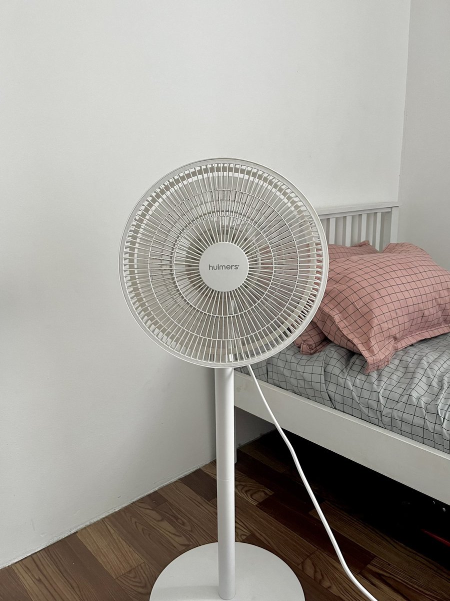 Ascella__co's tweet photo. Fan stand ni kan memang exactly like how i want it to be! 

Size dia tak besar sangat, tak kecik sangat. Angin sumpah kuat gila ada 3 level. Tinggi boleh adjust. Nampak aesthetic, so boleh letak kat ruang tamu or anywhere u want. Totally worth my money!!🙌🏻 https://t.co/CG9p4KoX4K