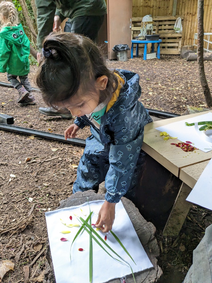 TWNrsry's tweet photo. * Weekly Activities - Oshibana *

 This week's activity was 'Oshibana'... the art of using pressed flowers and other botanical materials to create an entire picture from these natural elements. 

Blog link: https://t.co/Fu8YtkJYD4

#thewoodlandnursery #ForestSchool #TWNrsry https://t.co/qUrRfARTtt
