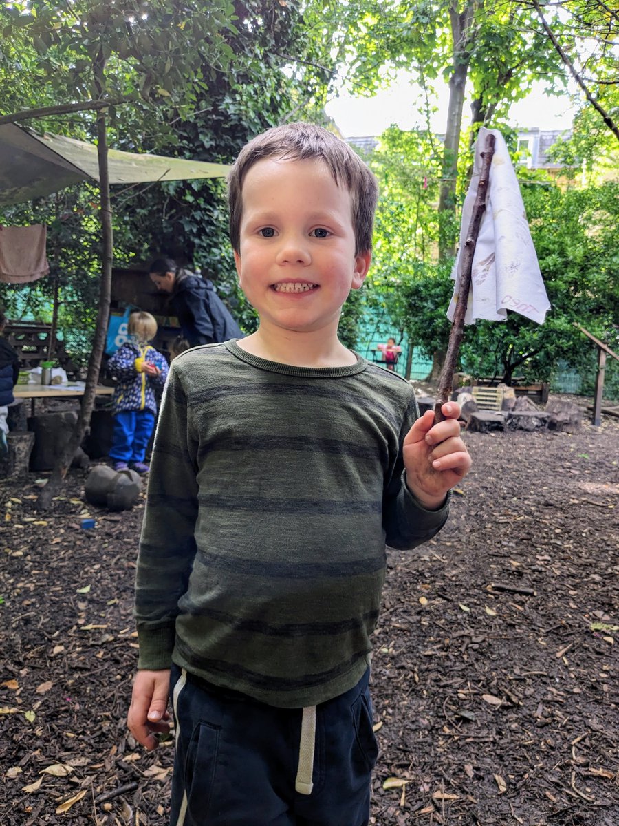 TWNrsry's tweet photo. * Weekly Activities - Oshibana *

 This week's activity was 'Oshibana'... the art of using pressed flowers and other botanical materials to create an entire picture from these natural elements. 

Blog link: https://t.co/Fu8YtkJYD4

#thewoodlandnursery #ForestSchool #TWNrsry https://t.co/qUrRfARTtt