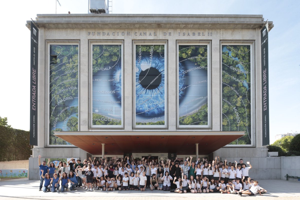 🌍✨ Con motivo del Día Mundial del Medio Ambiente, ‘vestimos' nuestra fachada con una impresionante intervención artística realizada por el estudio <a href="/photoAlquimia/">photoAlquimia</a> con los lemas ganadores de nuestro concurso escolar "Siete lemas por el Agua”.
#DíaMundialDelMedioAmbiente