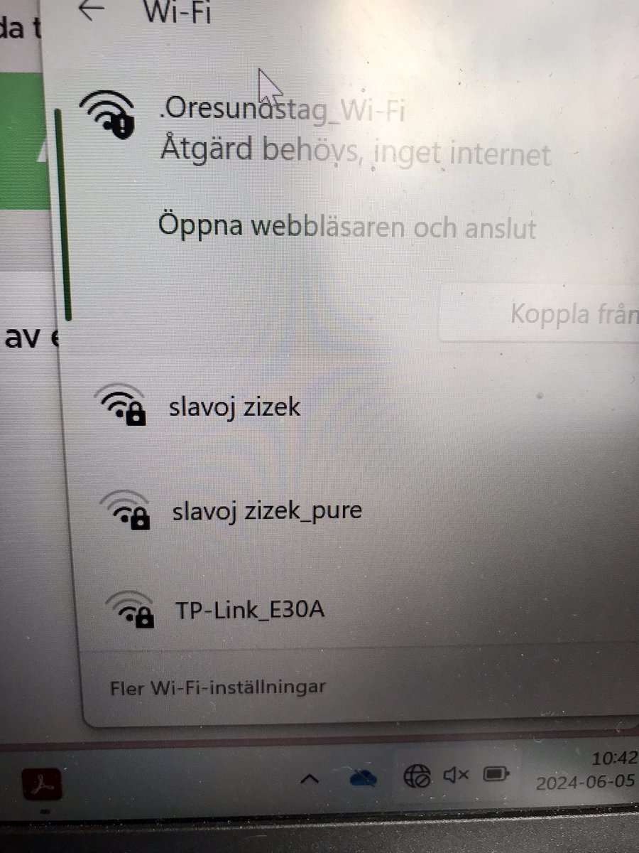 Det sitter en till två väldigt baserade personer i samma tågvagn som jag men jag vet inte vilka det är