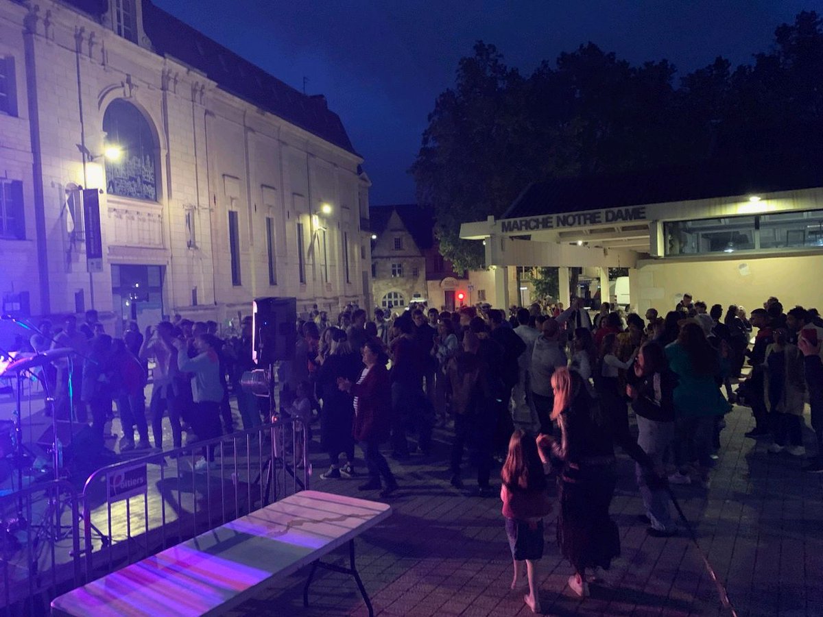 Retour en images 📸 :  Un week-end convivial &amp; solidaire avec la Braderie de Printemps qui avait lieu les 31 mai &amp; 1er juin dans les rues du centre-ville de Poitiers et la Nocturne des Halles du Marché le samedi soir 🍓🎷
Un stand du Secours Populaire était également présent 👗🧸
