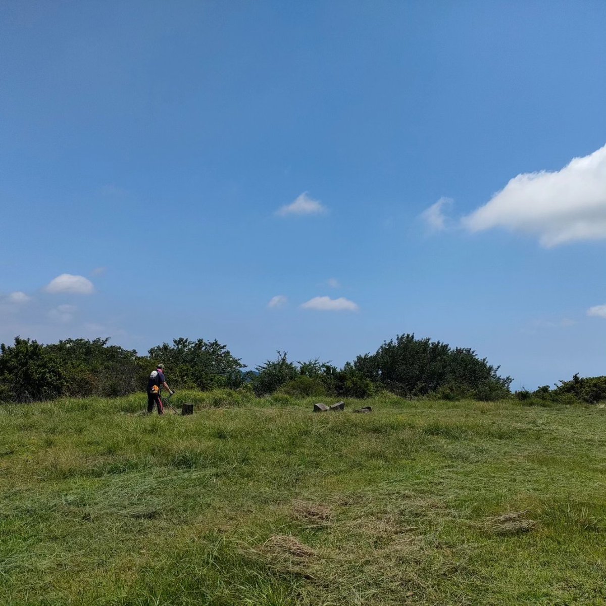 UsamiTourism's tweet photo. 本日は宇佐美観光会の有志一同による巣雲山山頂の草刈りでした。
天気は良かったですが、富士山は雲がかかって見えませんでした。
年々草刈り機を持っての山道を上がるのがキツくなってきます😅
でもいい汗かいて楽しかったです👍
#巣雲山 #宇佐美 #宇佐美観光会 #低山登山 https://t.co/9CLvBn9yjC