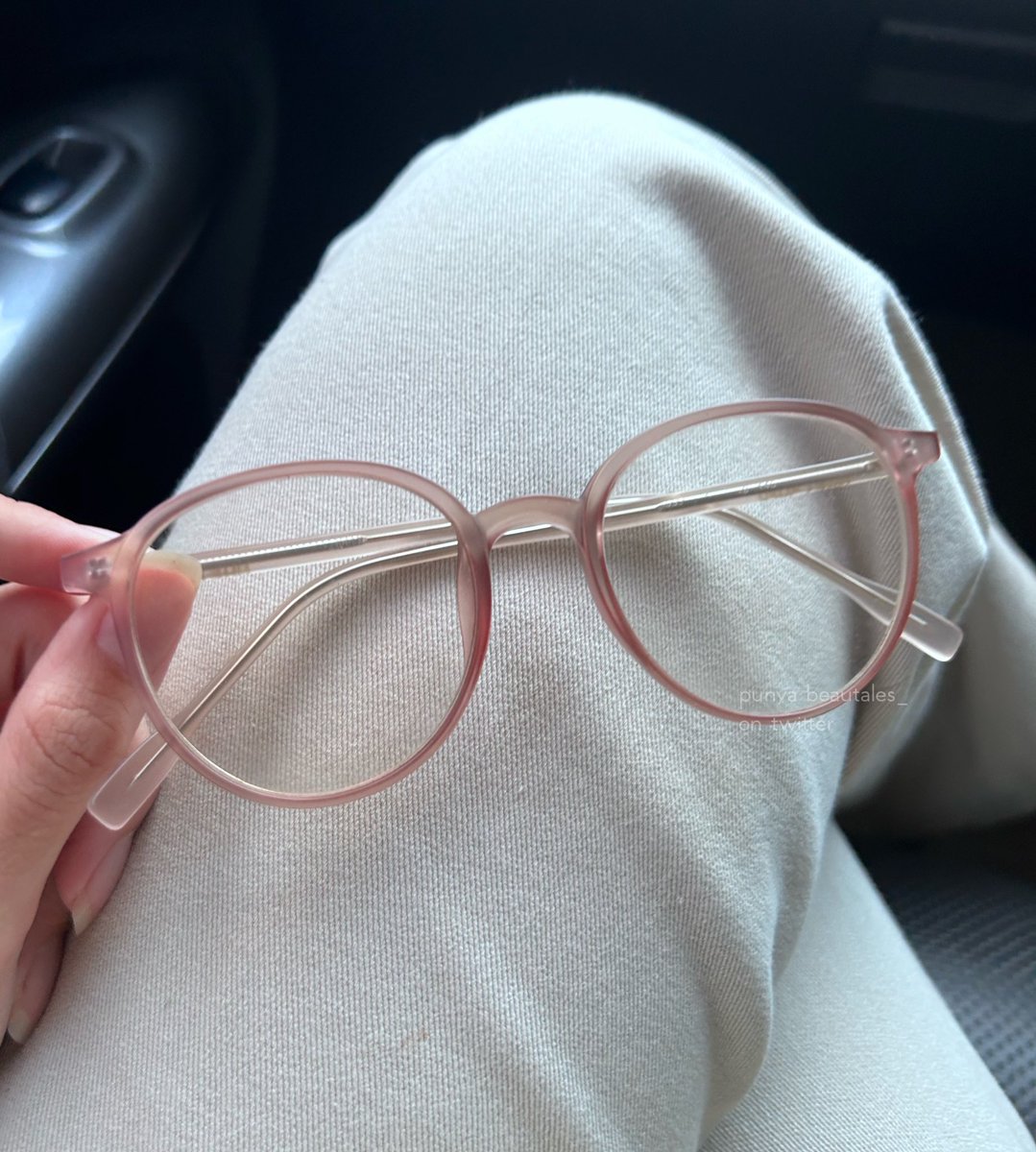 beautales_'s tweet photo. beneran NYESEL baru nemu kacamata ini, tahan banting banget pdhl udah otw 2 TAHUN… masalahnya harganya cm 100 ribuan bjirrrr 😭😭😭🫵

dulu kalo beli kacamata minimal abis 700 ribu tanpa lensa di optik mall 🤡 https://t.co/BiXfIvJKAy