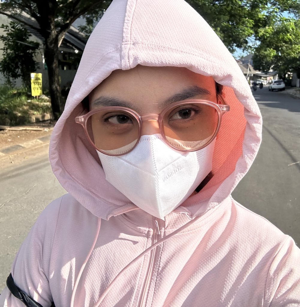beautales_'s tweet photo. beneran NYESEL baru nemu kacamata ini, tahan banting banget pdhl udah otw 2 TAHUN… masalahnya harganya cm 100 ribuan bjirrrr 😭😭😭🫵

dulu kalo beli kacamata minimal abis 700 ribu tanpa lensa di optik mall 🤡 https://t.co/BiXfIvJKAy