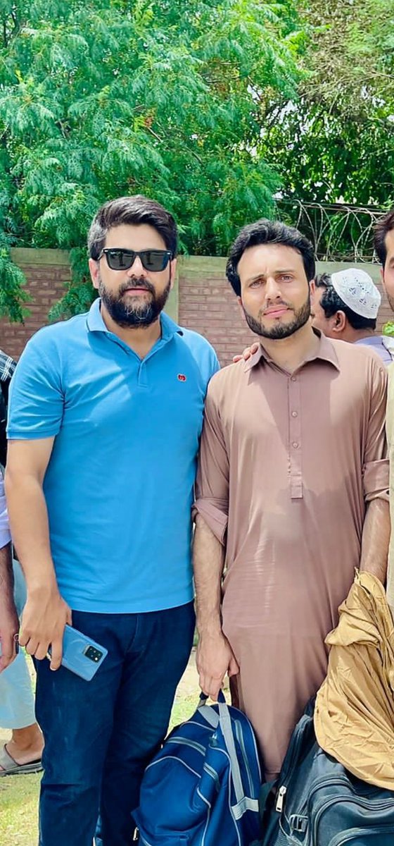 ihsankpk01's tweet photo. @falakjavaidkhan AJ sargudah mai snam javid ki shuhar see mulaqat hugai Allah karey Sanam ku rehai Di https://t.co/EfaOyoL3XV