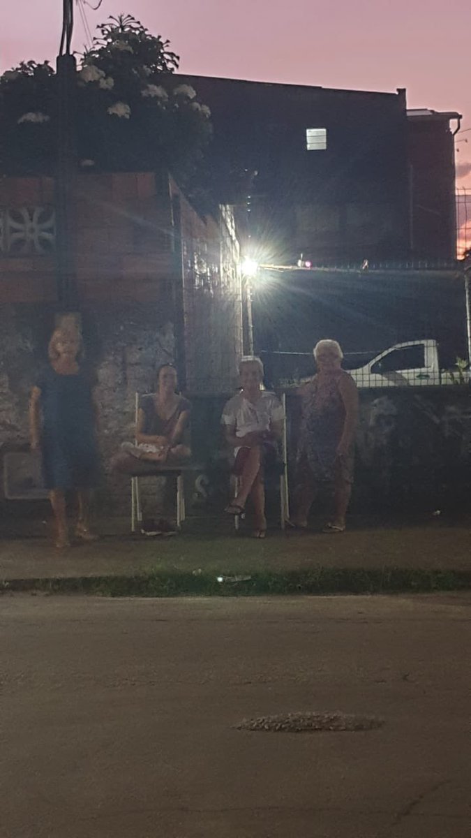 _narosaa's tweet photo. Descobrindo que a safadeza é de família: 10 minutos na calçada e já conheci duas noivas. https://t.co/ClI6azuL51