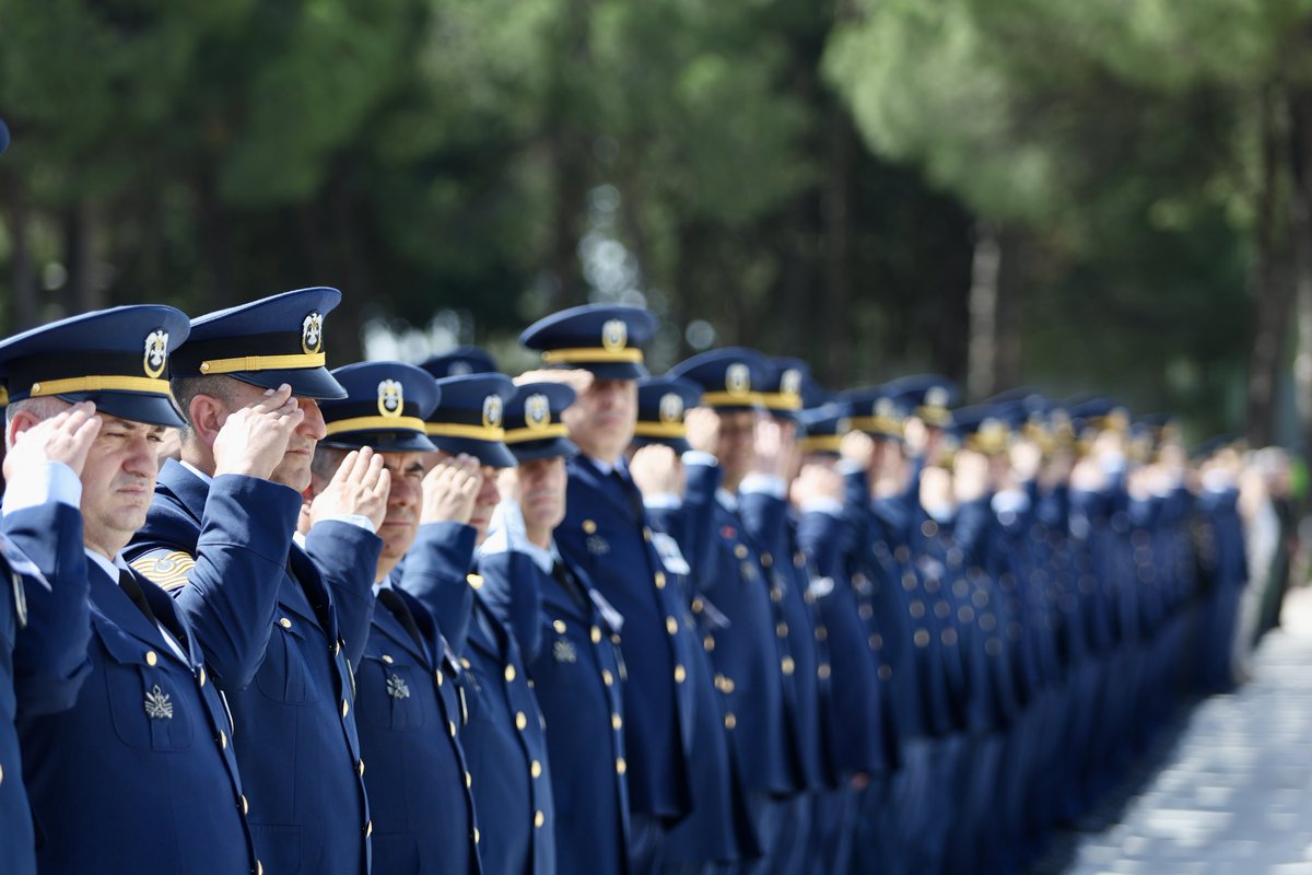 Ey şehîd oğlu şehîd, isteme benden makber,  Sana âgûşunu açmış duruyor Peygamber.🇹🇷

Kayseri’deki 12’nci Hava Ulaştırma Ana Üs Komutanlığından eğitim/test için kalkan uçağımızın kaza kırıma uğraması sonucu şehadete yürüyen Hv. Plt. Alb. Uğur Yıldız ve Hv. Plt. Alb. Gökhan Özen’i