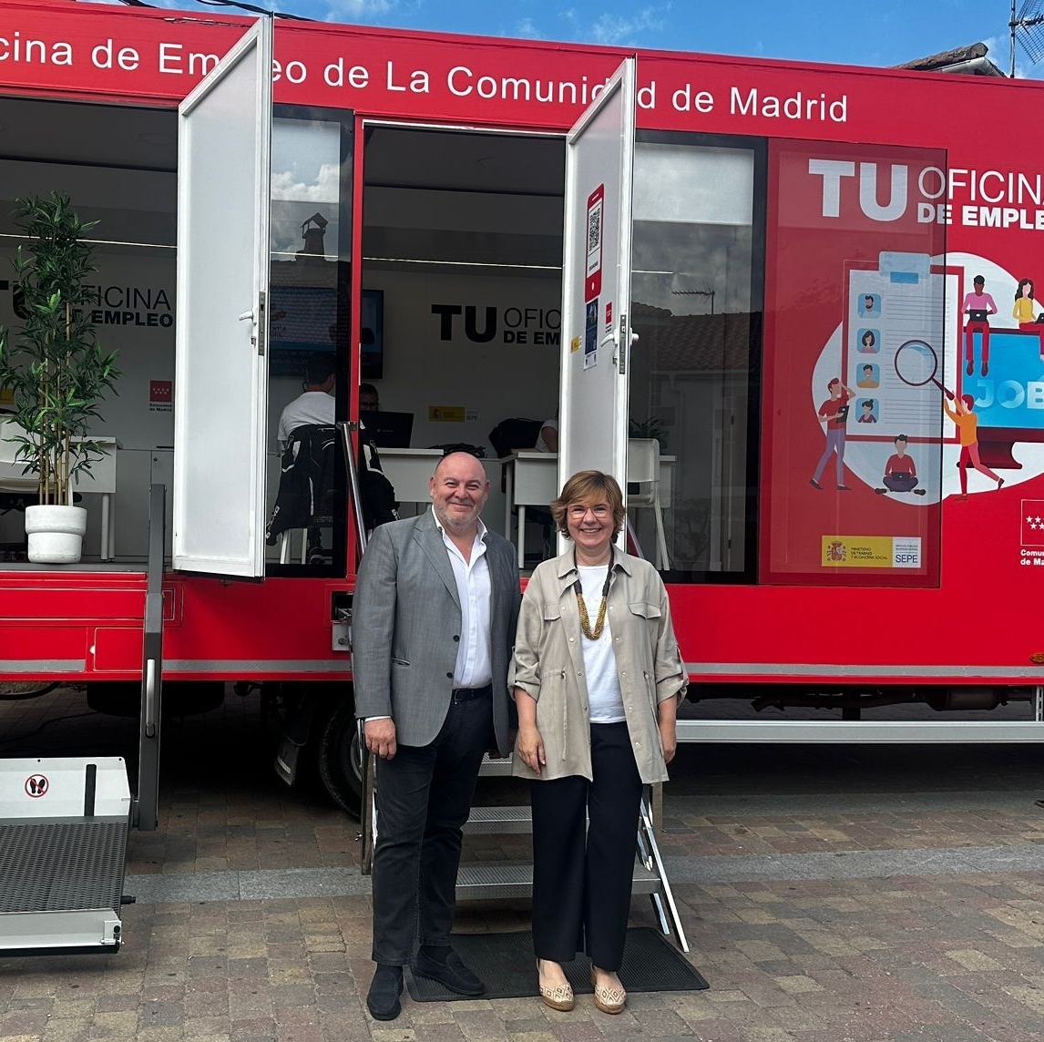 EmpleoCMadrid's tweet photo. ☑️ El #Empleabus de la @ComunidadMadrid ha visitado #Navalagamella para acercar a los vecinos los servicios de las Oficinas de Empleo e informarles de las oportunidades laborales que tienen disponibles. https://t.co/oSdFLBUQYW