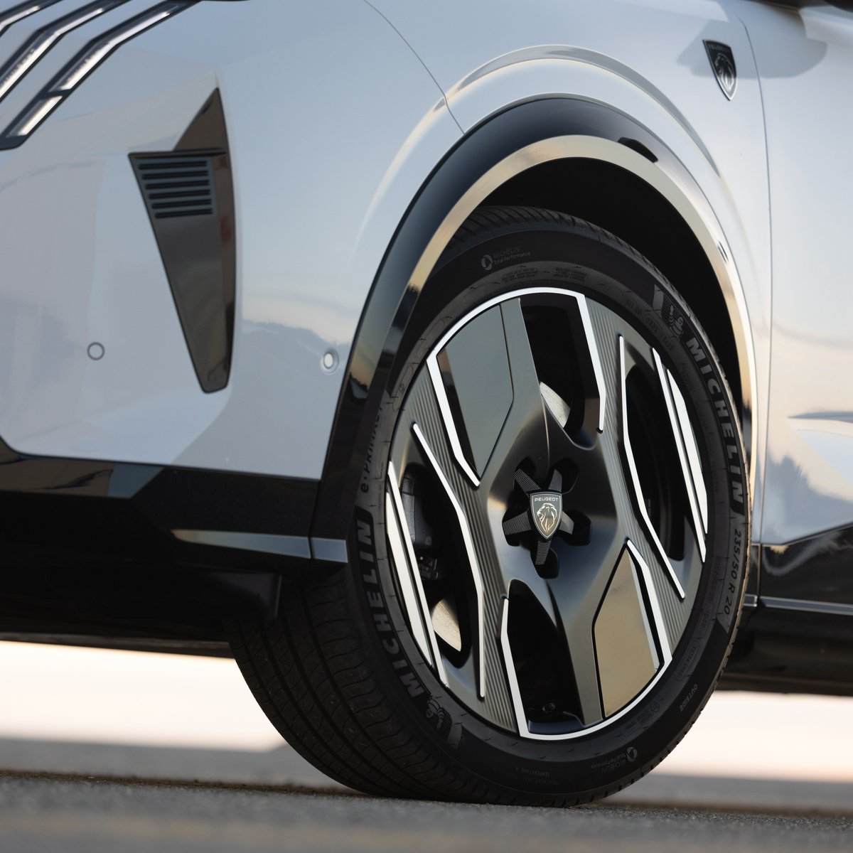 peugeotitalia's tweet photo. Design rivoluzionario: non sognarlo, guidalo. #NuovoPeugeotE3008 #FullElectric porta stile e prestazioni a un livello superiore. https://t.co/PBtedVa9UE