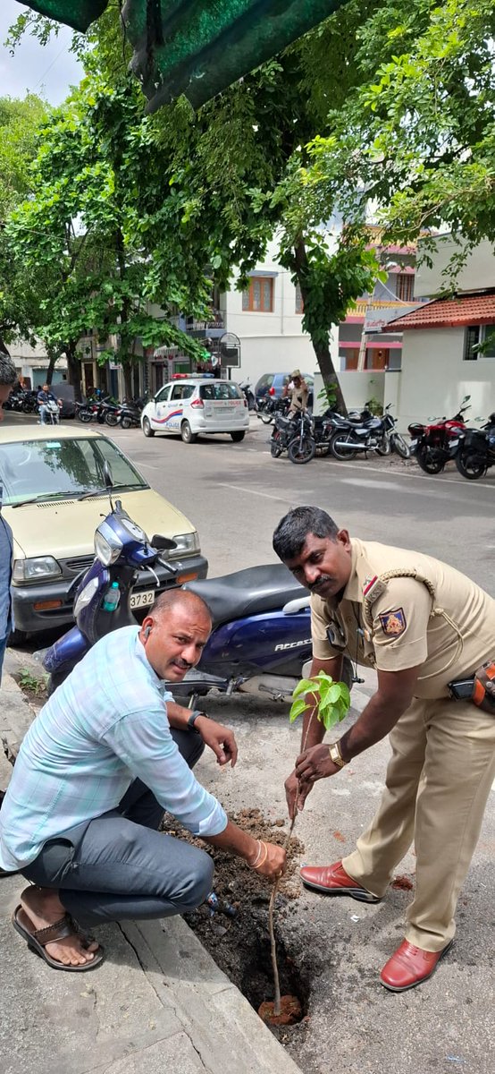 #WorldEnvironmentDay 
ಈ ದಿನ  ಕೆಂಪೇಗೌಡ ನಗರ ಪೊಲೀಸ್  ಠಾಣಾ ಆವರಣದಲ್ಲಿ ವಿಶ್ವ ಪರಿಸರ ದಿನದ ಪ್ರಯುಕ್ತ ಸಸಿಗಳನ್ನು ನೆಡುವುದರ ಮೂಲಕ ವಿಶ್ವ ಪರಿಸರ ದಿನವನ್ನು ಆಚರಿಸಲಾಯಿತು.
<a href="/DCPSouthBCP/">DCP SOUTH</a>