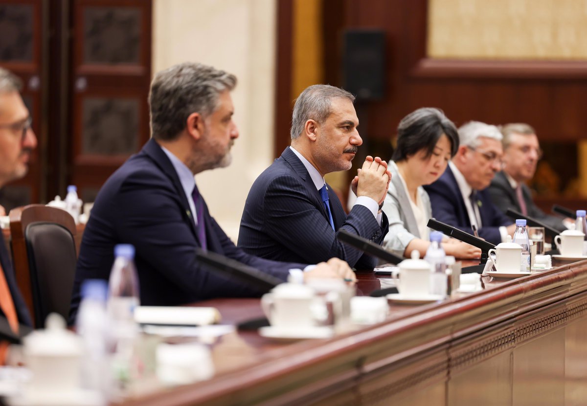 TC_Disisleri's tweet photo. Bakanımız @HakanFidan, Sincan Uygur Özerk Bölgesini ziyareti sırasında Urumçi’de Çin Komünist Partisi’nin Bölge Sekreteri Ma Xingrui ve Vali Erkin Tuniyaz ile de bir araya geldi. https://t.co/Adi5oiUiIr