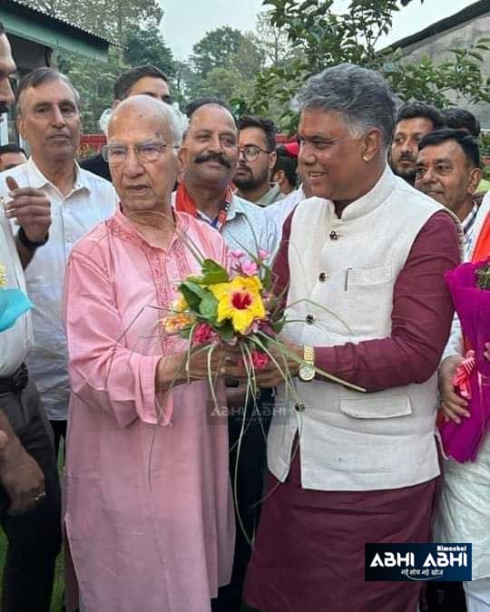 himachal_abhi's tweet image. कांगड़ा-चंबा संसदीय सीट से बीजेपी के टिकट पर जीत दर्ज करवाने वाले डॉ राजीव भारद्वाज ने पालमपुर पहुंचकर पूर्व सीएम शांता कुमार का आशीर्वाद लिया।
#drrajeevbhardwaj #shantakumar #bjp4himachal #himachalabhiabhi #analpatrwal #drrajeevbindal #jairamthakur #jpnadda