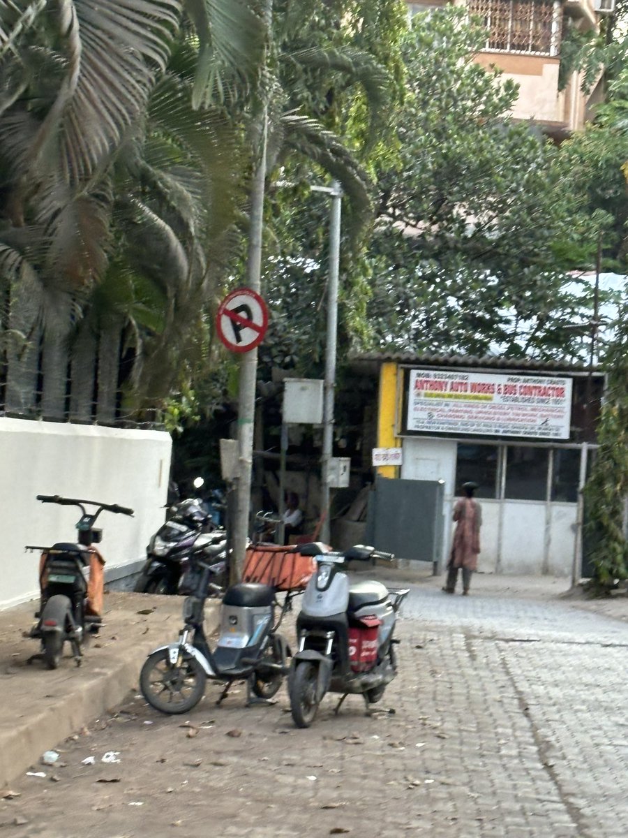 RdExtension's tweet photo. @MTPHereToHelp @MumbaiPolice @Asif_Zakaria These Swiggy bikes have taken over the No Parking Road at St Paul Rd Extn and St John Road. They say traffic rules do not apply to them https://t.co/4mRudrOc4g