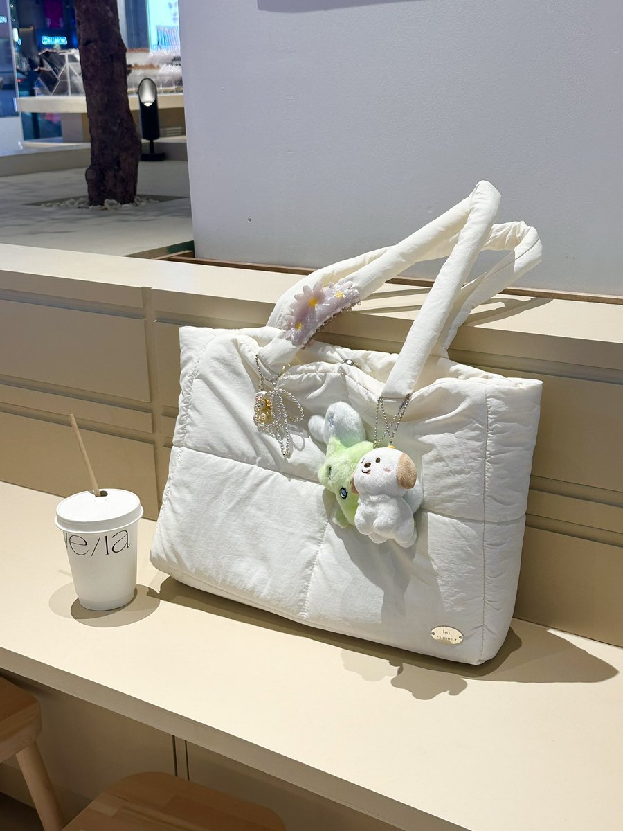 tamjaichunbkk's tweet image. เป็นกระเป๋า nylon นุ่มนิ่มที่น่ารักมาก ☁️✨ใช้เป็น everyday bag ใส่ ipad laptop กระบอกน้ำได้ ขนาดกำลังดี แถมทำความสะอาดง่ายด้วย 🧼 ใส่ของได้เยอะ ไม่ปวดไหล่ ด้านในมีช่องเล็กๆ ให้อีก 2 ช่อง สี cream คิ้วสุด 🫶🏻🍨