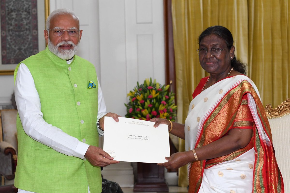 Webjal's tweet photo. P. M. Narendra Modi called on President Droupadi Murmu at Rashtrapati Bhavan. The Prime Minister tendered his resignation. The President accepted the resignation and requested the Prime Minister and the Union Council of Ministers to continue in office till the new Govt is formed https://t.co/YqxQ3qXi4P