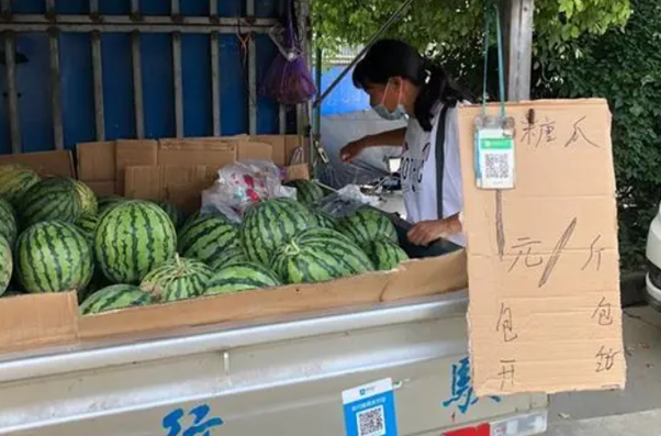 It's watermelon season again.🍉😋 1 RMB per Jin ($0.28 per KG).