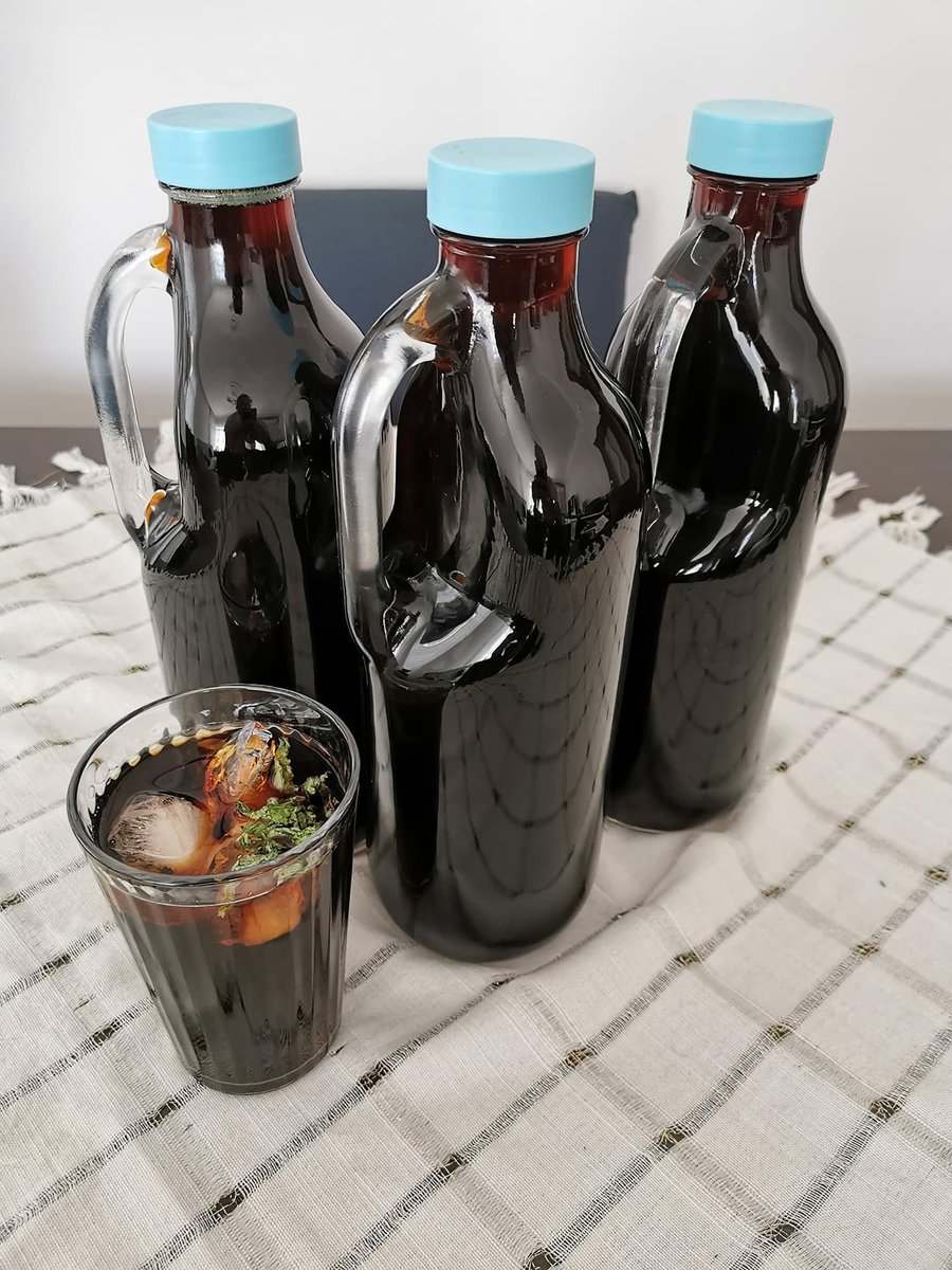 Yaklaşık 8 yıl önce Starbucks’ta içtiğim soğuk demleme kahvenin fiyatına kızıp, “ben bunu evde de yaparım” demiştim ve yaptığımda daha da güzel olduğunu fark etmiştim. Starbucks’taki kahvenin fiyatıyla benim kahvenin maliyeti arasında da 22 kat fark vardı.

Tarifi Beyn'de