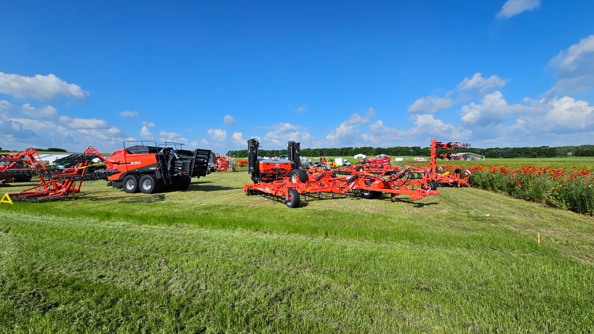 CerealsEvent's tweet photo. A few snaps from the Cereals site this morning. Hoping the weather stays like this for next week☀️ @HORSCHUK 
#tractors #machinery #farming #farmingevents #arable #tillage https://t.co/3BzVPOw91p