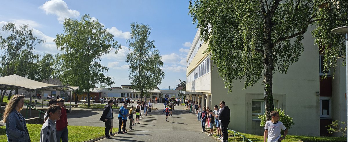 CollegeCluzel03's tweet photo. Le #TransAllier organisé par @unss_03 était de passage au collège ce mercredi matin ! Une centaine de coureurs ont traversé la cour dans un cortège de collégiens venus les encourager !
@DSDEN_03 @acclermont @Allierdpt @BenmiloudKarim @claude_riboulet https://t.co/2hFvlEFTK1
