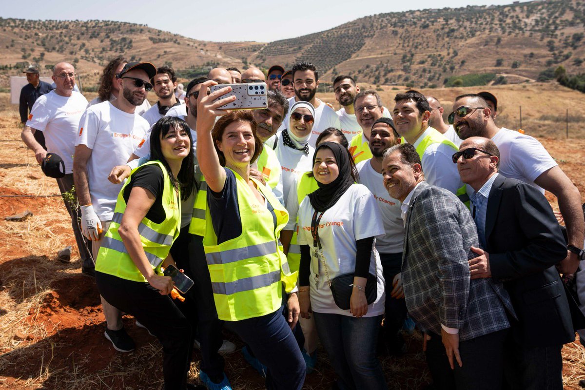 Our “Engage for Change” program launches new commitments on #WorldEnvironmentDay, coinciding with <a href="/Cheydema/">Christel Heydemann</a> 's visit. Our employees @OrangeJo lead the way, &amp; we believe in their power to drive change! #GenerationRestoration #NetZeroCarbon #OrangeEngageforChange #ProudToBeOrange