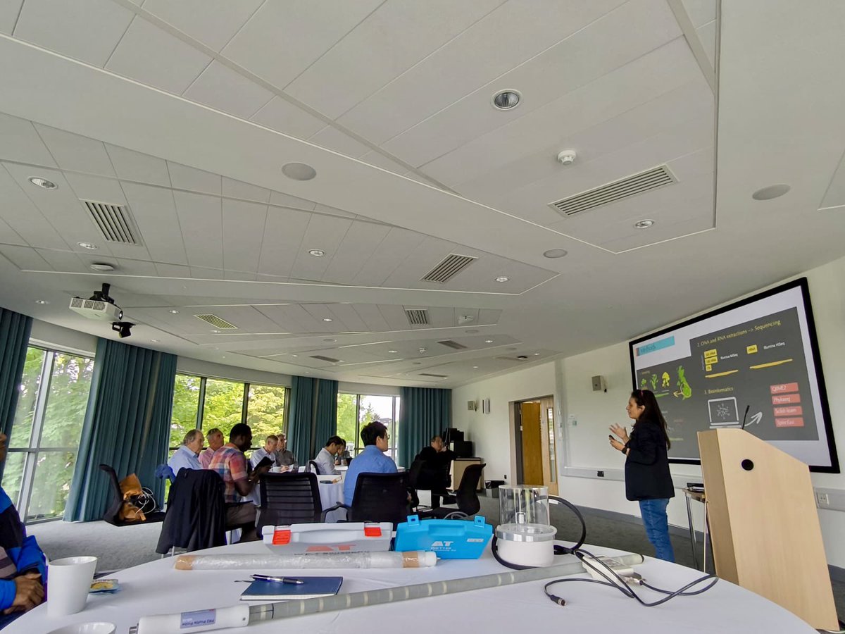 DrimariaTorres's tweet photo. Scientist and farmers working together at the Signals In The Soil - workshop | #ClimateAction #WorldEnvironmentDay‌ #farmlife | @waitrose @DeltaTDevices @Rothamsted @NERCscience @RothamstedCRE | https://t.co/iXPY8iSfmD