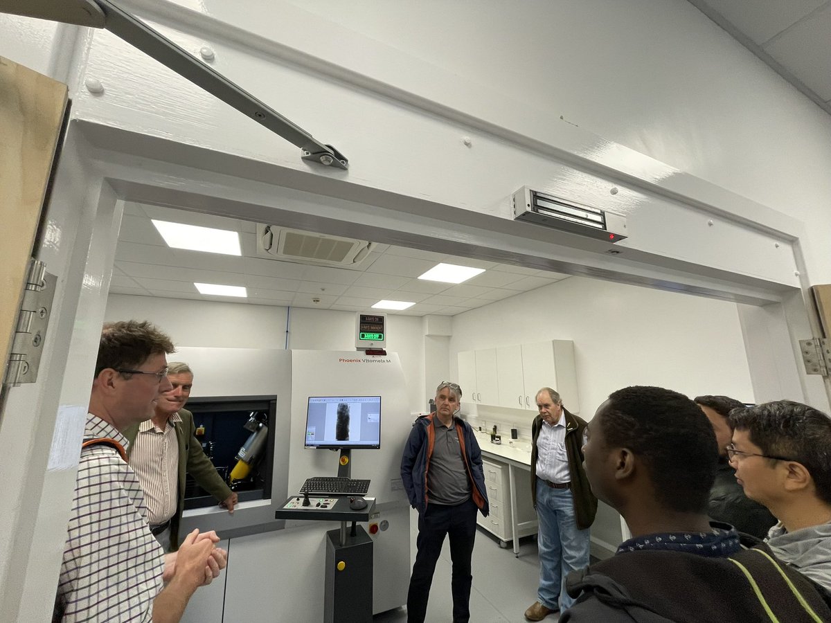 DrimariaTorres's tweet photo. Scientist and farmers working together at the Signals In The Soil - workshop | #ClimateAction #WorldEnvironmentDay‌ #farmlife | @waitrose @DeltaTDevices @Rothamsted @NERCscience @RothamstedCRE | https://t.co/iXPY8iSfmD