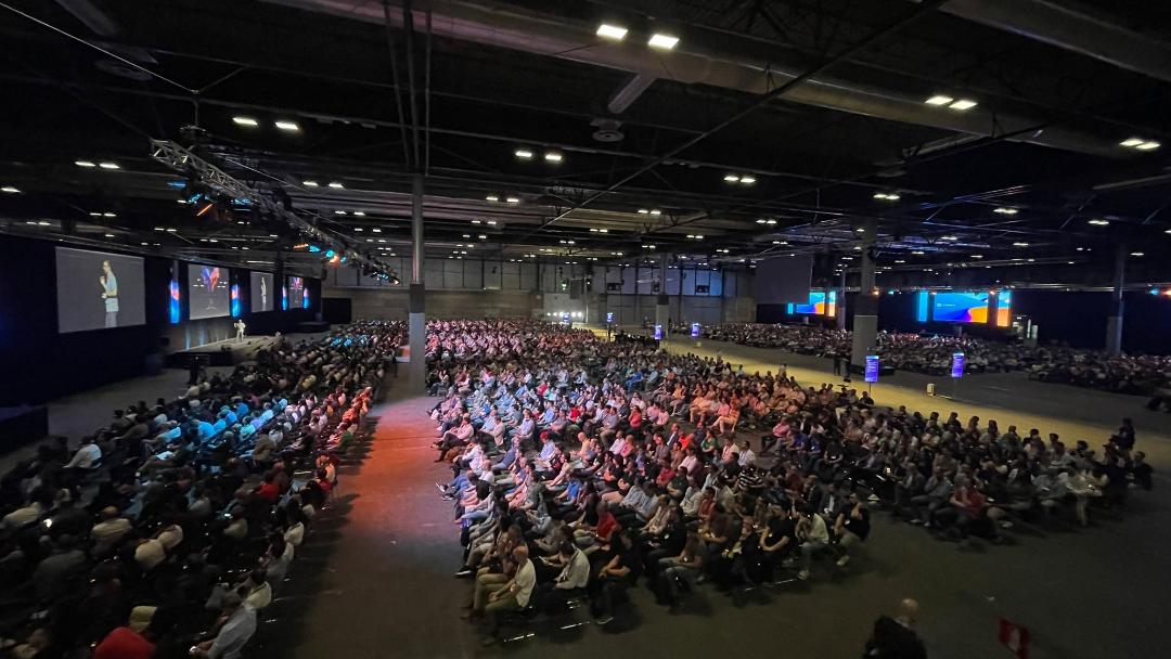 AWS España (@awscloud_es) on Twitter photo Terminando el Keynote de hoy en #AWSSummit Madrid, completamente lleno, con Deepak Singh, Vice President, Next Generation Developer Experience (NGDE) AWS 🎤 ¿has elegido la sesión a la que irás después? 🎓 Terminando el Keynote de hoy en #AWSSummit Madrid, completamente lleno, con Deepak Singh, Vice President, Next Generation Developer Experience (NGDE) AWS 🎤 ¿has elegido la sesión a la que irás después? 🎓