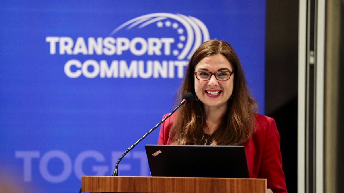 MZakonjsek's tweet photo. Full #WesternBalkans house for the #GreenMobilitySummit warmup: Green Practices in Transport & Sustainable Urban Mobility workshop in Sarajevo by TCT & @giz_gmbh.
Implementing Sustainable Urban Mobility Plans & greening our public transport vehicles is🔑 the key to success! https://t.co/6KCDuqHxPz