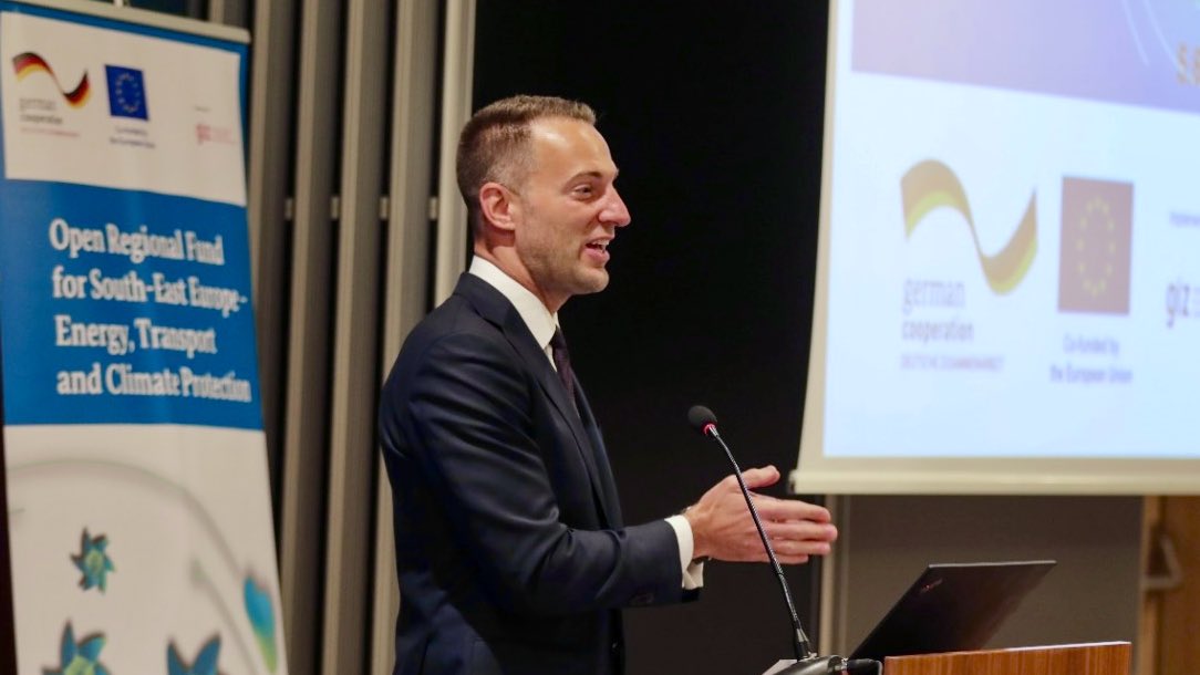 MZakonjsek's tweet photo. Full #WesternBalkans house for the #GreenMobilitySummit warmup: Green Practices in Transport & Sustainable Urban Mobility workshop in Sarajevo by TCT & @giz_gmbh.
Implementing Sustainable Urban Mobility Plans & greening our public transport vehicles is🔑 the key to success! https://t.co/6KCDuqHxPz