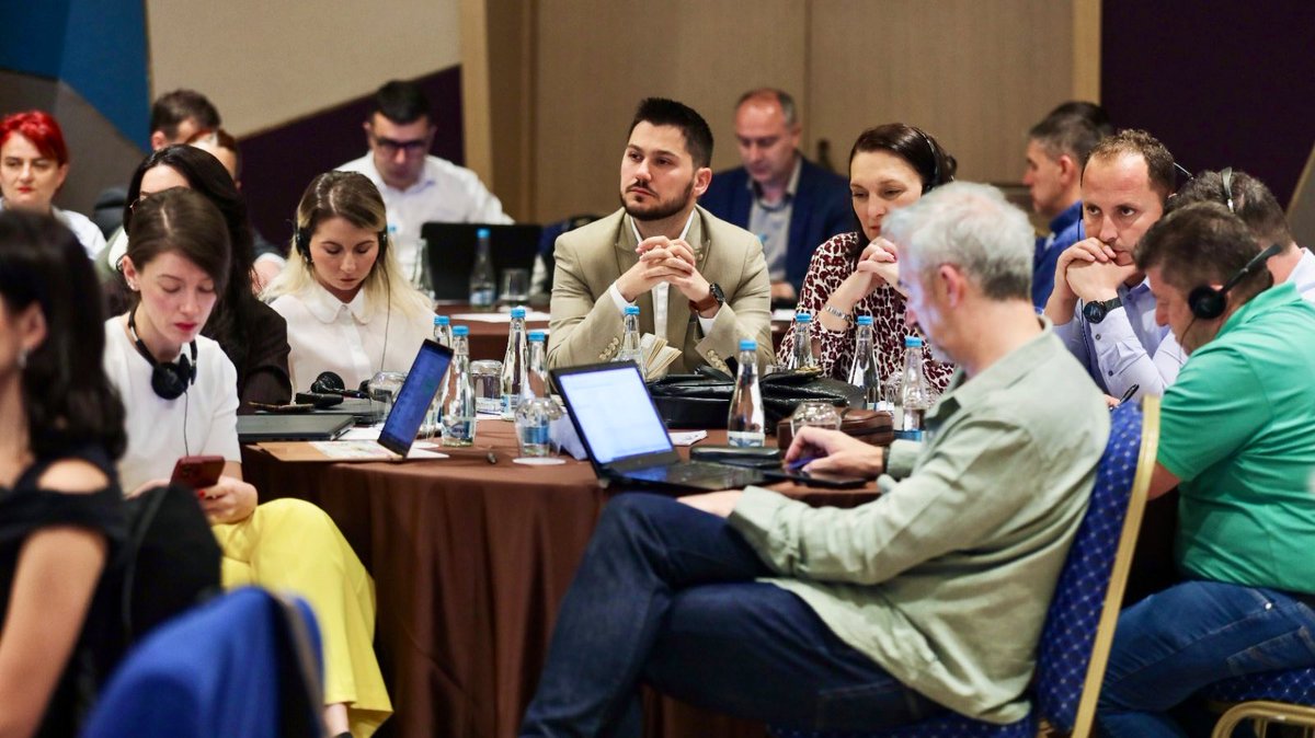 MZakonjsek's tweet photo. Full #WesternBalkans house for the #GreenMobilitySummit warmup: Green Practices in Transport & Sustainable Urban Mobility workshop in Sarajevo by TCT & @giz_gmbh.
Implementing Sustainable Urban Mobility Plans & greening our public transport vehicles is🔑 the key to success! https://t.co/6KCDuqHxPz