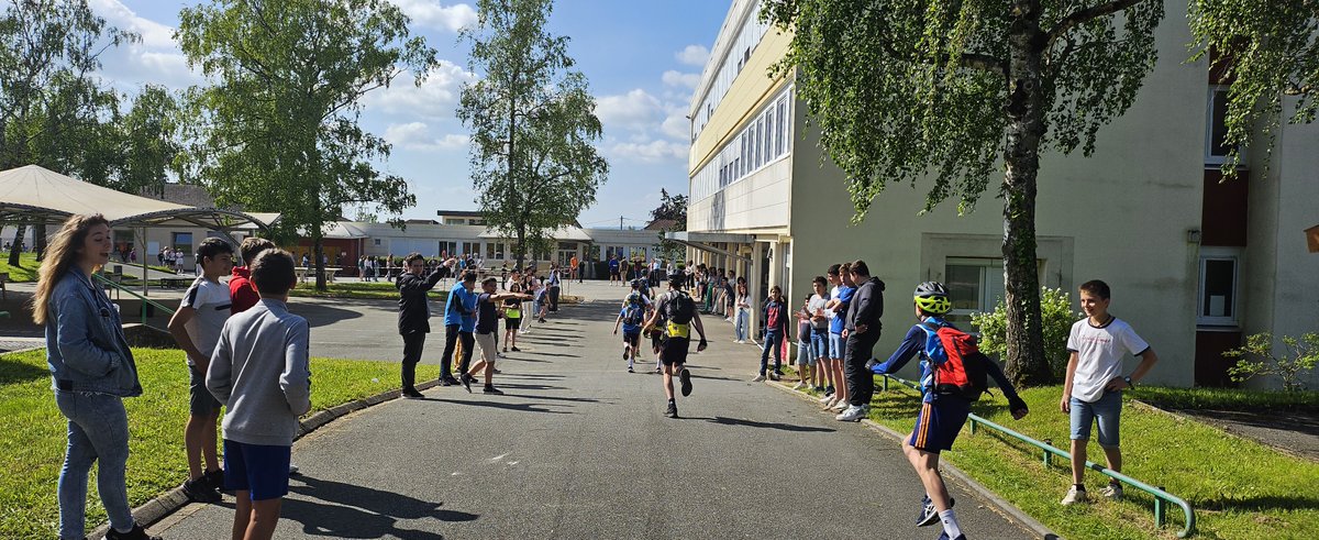 CollegeCluzel03's tweet photo. Le #TransAllier organisé par @unss_03 était de passage au collège ce mercredi matin ! Une centaine de coureurs ont traversé la cour dans un cortège de collégiens venus les encourager !
@DSDEN_03 @acclermont @Allierdpt @BenmiloudKarim @claude_riboulet https://t.co/2hFvlEFTK1