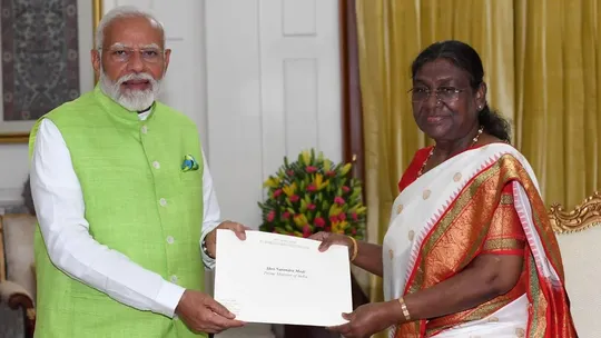 newsindia24x7_'s tweet photo. प्रधानमंत्री मोदी ने राष्ट्रपति द्रौपदी मुर्मू को अपना इस्तीफ़ा सौंपा
#PMModi #DroupadiMurmu #PMModiResign #NewsIndia24x7
@PMOIndia @rashtrapatibhvn