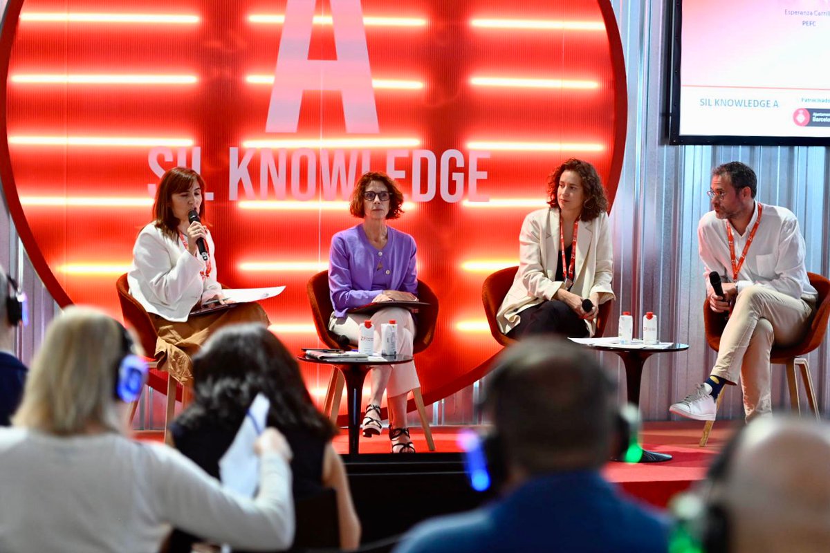SILBarcelona's tweet photo. Seguimos con el programa #SILKnowledge.
Tenemos a David Ausina (#Traack), Elisabeth De Nadal (@Cuatrecasas), @NuriaRovirosa (#Almirall) y Esperanza Carrillo (@PEFCSpain) que reflexionan sobre #EstrategiasESG y #CadenadeSuministros. 🙌 https://t.co/qD2elCazfp