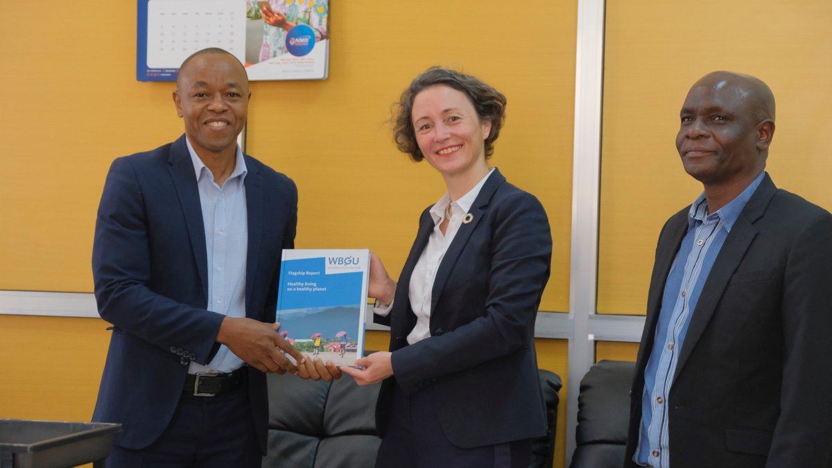 #wbgu member @AnnaK_Hornidge presents report "Healthy living on a healthy planet" to Prof Henry Mollel, principal Mzumbe University, Tanzania &amp; health system management expert, Mbeya Campus College <a href="/officialmzumbe/">Official Mzumbe University</a>. Enjoy reading! <a href="/Traidl_Hoffmann/">Claudia Traidl-Hoffmann</a> <a href="/poertner_hans/">Hans Poertner</a> @BMUV @BMBF_Bund