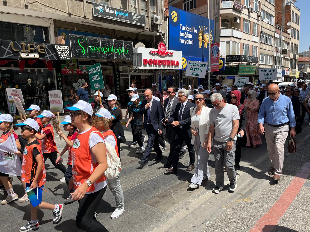 BalikesirAk's tweet photo. Çevre Haftası Etkinlikleri kapsamında düzenlenen Çevre Yürüyüşü programına katılarak gençlerimize bırakacağımız temiz ve sürdürülebilir bir gelecek için kararlılığımızı gösterdik. https://t.co/hEbQDxHxMW