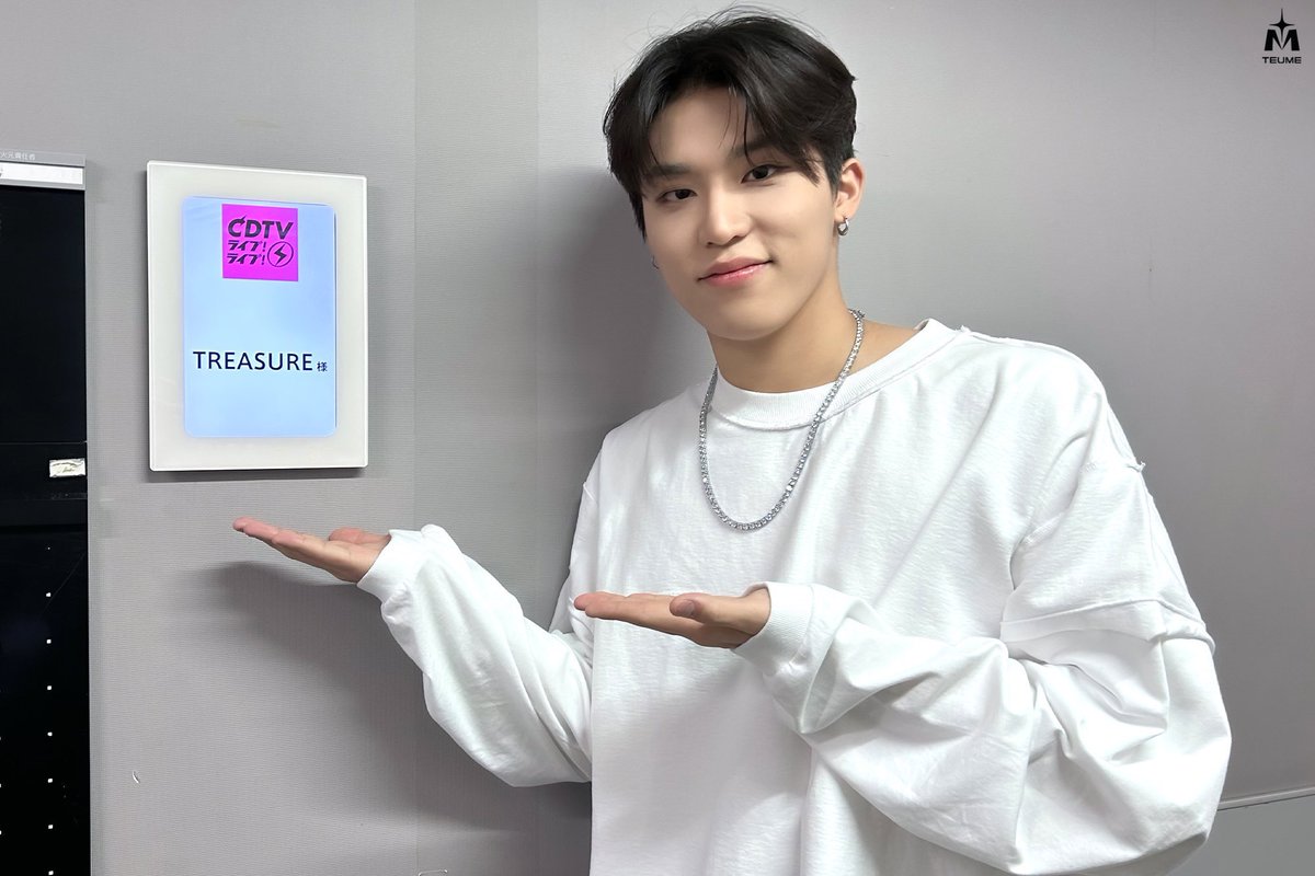 pjwbabysinger's tweet photo. This pose is a must😹😹 old pics and his cheekies is still there 🥲🥲 jeongwoo please eat a lot https://t.co/WThzUFp38x