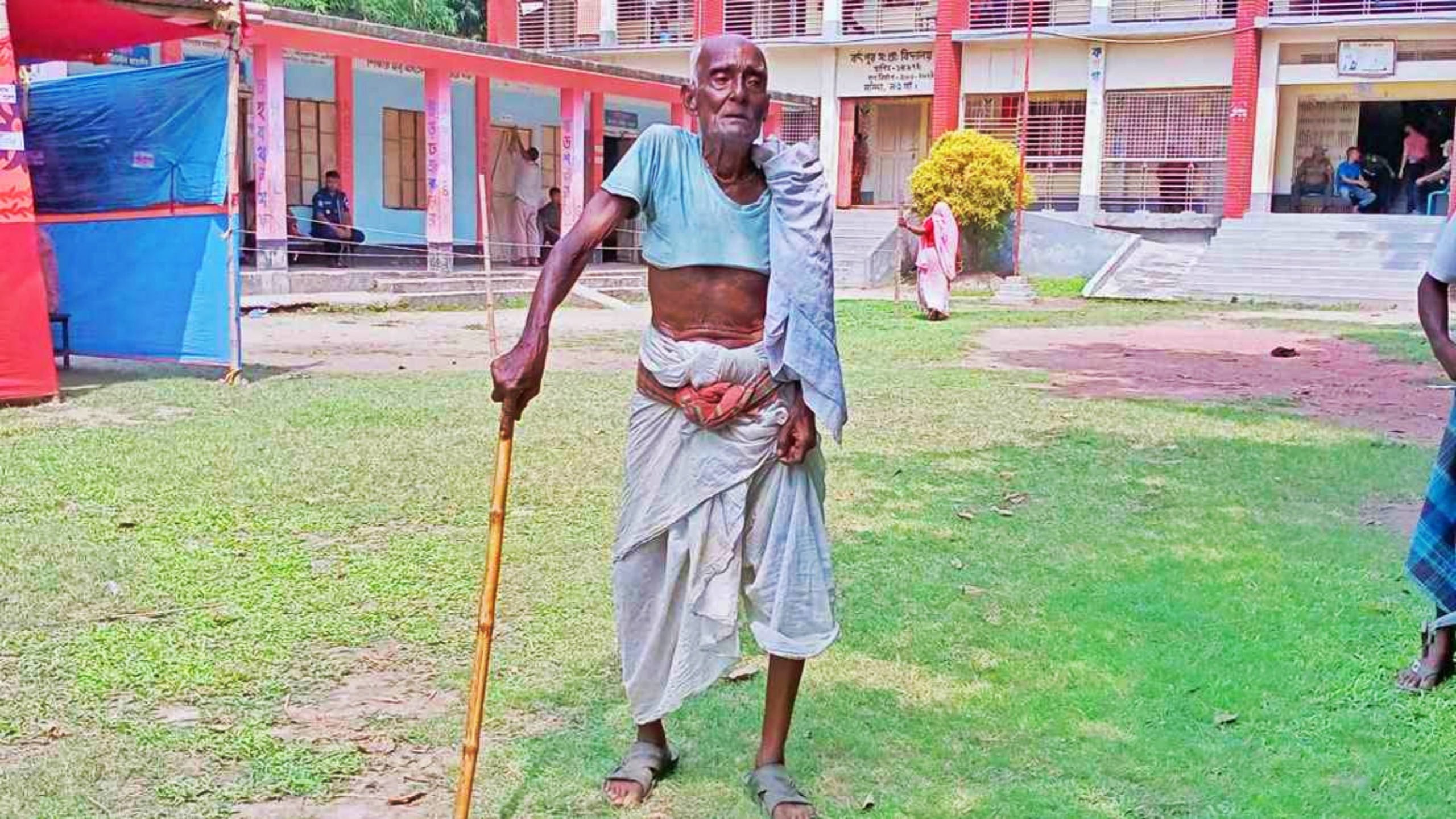 লাঠিতে ভর দিয়ে কেন্দ্রে এসে ভোট দিলেন ৮৫ বছর বয়সী কার্তিক হালদার