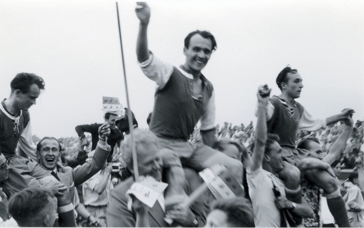 Der 6. Juni 1954 war ein grün-weißer Feiertag: Denn heute vor 70 Jahren haben es die Wölfe in die erste Liga geschafft. Das kann uns keiner mehr nehmen 🐺💪🎉!

👉vfl.ink/C8VCL

#VfLWolfsburg