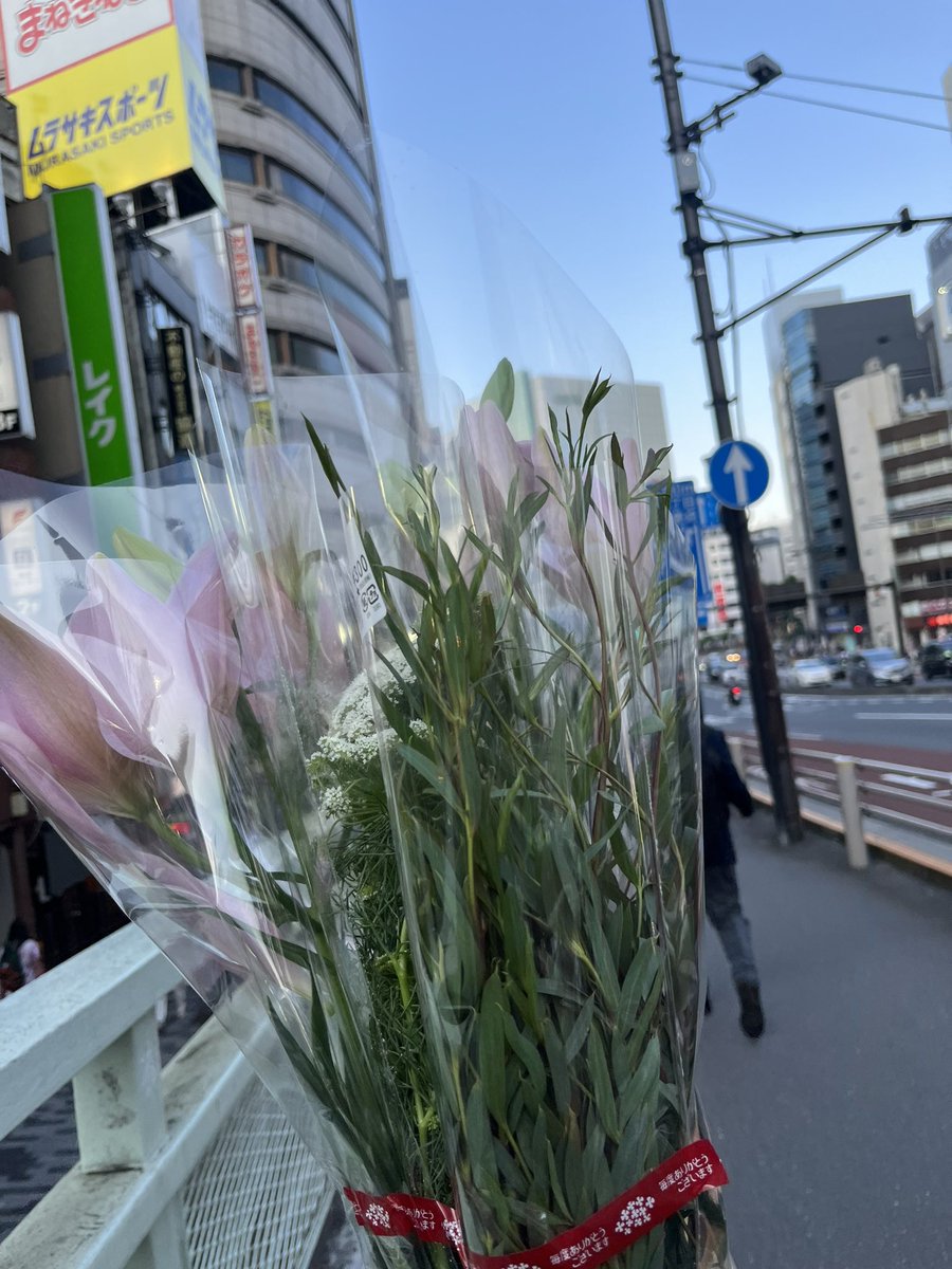 2bemychair's tweet photo. 南新宿の橋を歩いて渡る！

風びゅうびゅうきもちぃいね！！ https://t.co/njWMlqslcy