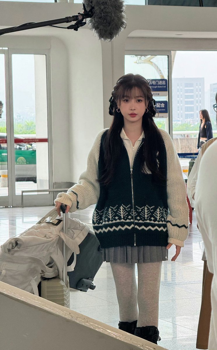 Joyly2022's tweet photo. วันนี้คนสวยถ่ายที่สนามบินเซียะเหมิน คนที่ถ่ายภาพบอกว่า พี่เว่ยจือ สูง ผอม สวย..^^
👧🏻🖤✈️ 

#虞书欣 #YuShuXin #weizhi 
#อวี๋ซูซิน #EstherYu #เว่ยจือ 
#嘘国王在冬眠 #SkiIntoLove https://t.co/fKYyEs8WJp