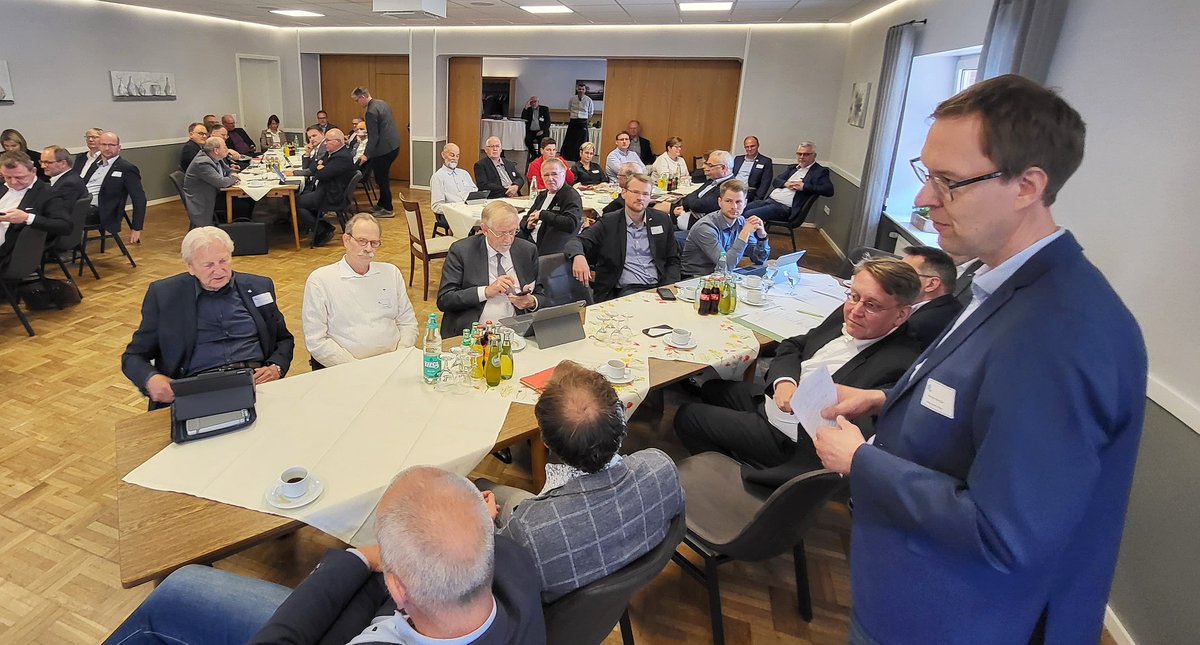 Eems Dollard Regio - Ems Dollart Region (@edr_eu) on Twitter photo Hermann Wocken, EDR-Vorstandsmitglied und Bürgermeister der gastgebenden Samtgemeinde Dörpen, begrüßte die EDR-Mitglieder zur EDR-Verbandsversammlung.
___
Hermann Wocken, EDR-bestuurslid en burgemeester van de gastgemeente Dörpen, verwelkomde de leden op de ledenraadsvergadering. Hermann Wocken, EDR-Vorstandsmitglied und Bürgermeister der gastgebenden Samtgemeinde Dörpen, begrüßte die EDR-Mitglieder zur EDR-Verbandsversammlung.
___
Hermann Wocken, EDR-bestuurslid en burgemeester van de gastgemeente Dörpen, verwelkomde de leden op de ledenraadsvergadering.