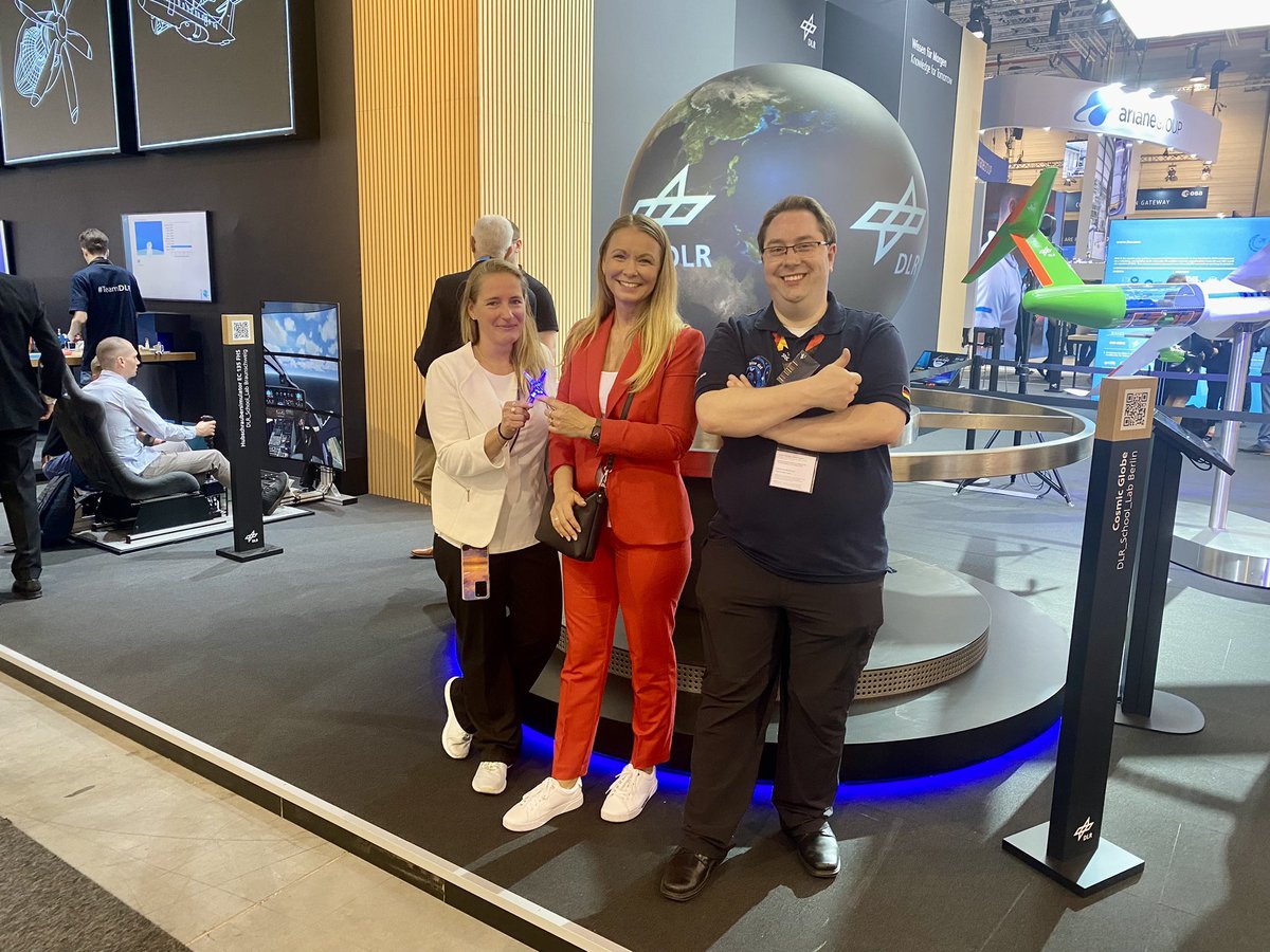 Die #DLR_Leuchtkuli_Jagd ist eröffnet! 🖊️ 🚀 Die ersten haben unseren <a href="/DLR_next/">DLR_next</a>-Reporter getroffen, das geheime Codewort gesagt und gewonnen! 🤩 🥳
Wer auch einen #Leuchtkuli möchte: Haltet auf der #ILA2024 die 👀 offen, findet Frank und nennt das Codewort (1. Hashtag 😉)!