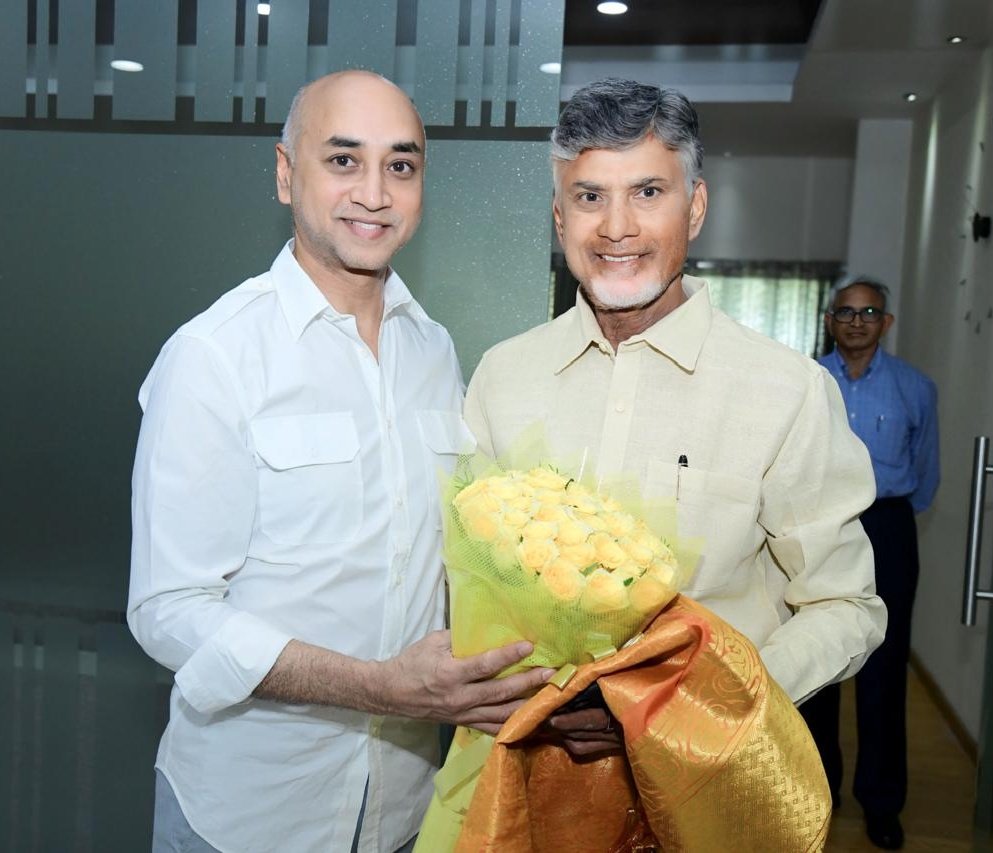 JayGalla's tweet photo. Such a happy occasion to meet and personally congratulate Shri @ncbn garu, as he prepares to play a crucial role at the State and the Centre. It reinforces my belief that truth and justice shall always prevail. #JaiTDP #JaiAndhraPradesh https://t.co/QYhLP5Br5V