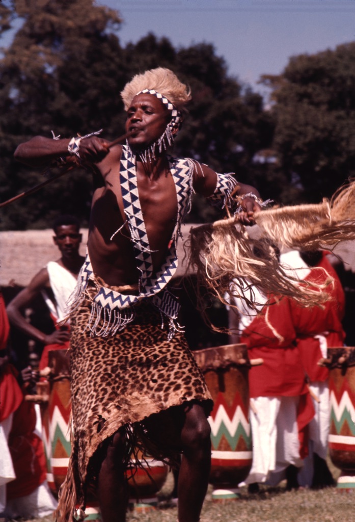 eairee2024's tweet photo. The Intore dance, known as the dance of heroes, is a captivating Rwandan tradition showcasing warriors' bravery, strength, and grace.What are some similarities with your traditional dance? 🇷🇼 #RwandanDance #CulturalHeritage #IntoreDance #AfricanCulture #EAIREExpo2024 https://t.co/uLlmHT22k5