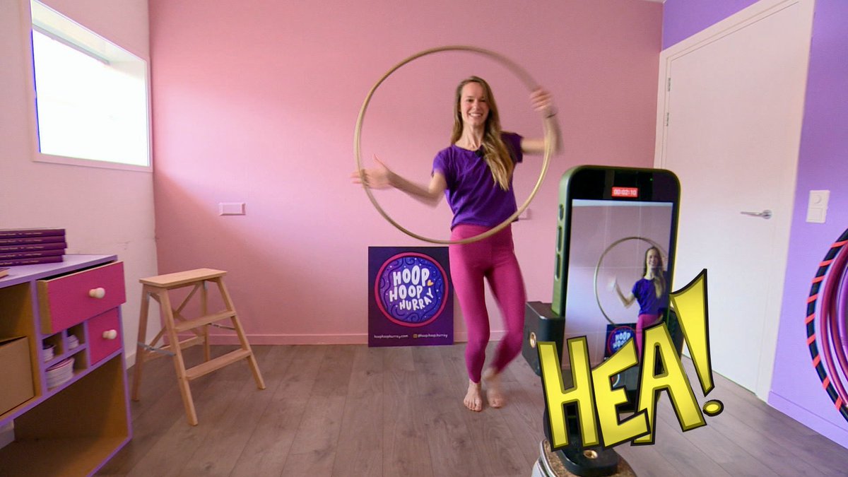 Linda Sinnige fan Blesdike is yn de besnijing fan hoepen. Se jout workshops hoepjen en hat der sels in boek oer skreaun. Want it blide gefoel dat hoepjen har jout wol se diele. 
#Hea! #OmropFryslân 
Sjoch hjir de útstjoering: omropfryslan.nl/fy/tv/ofleveri…