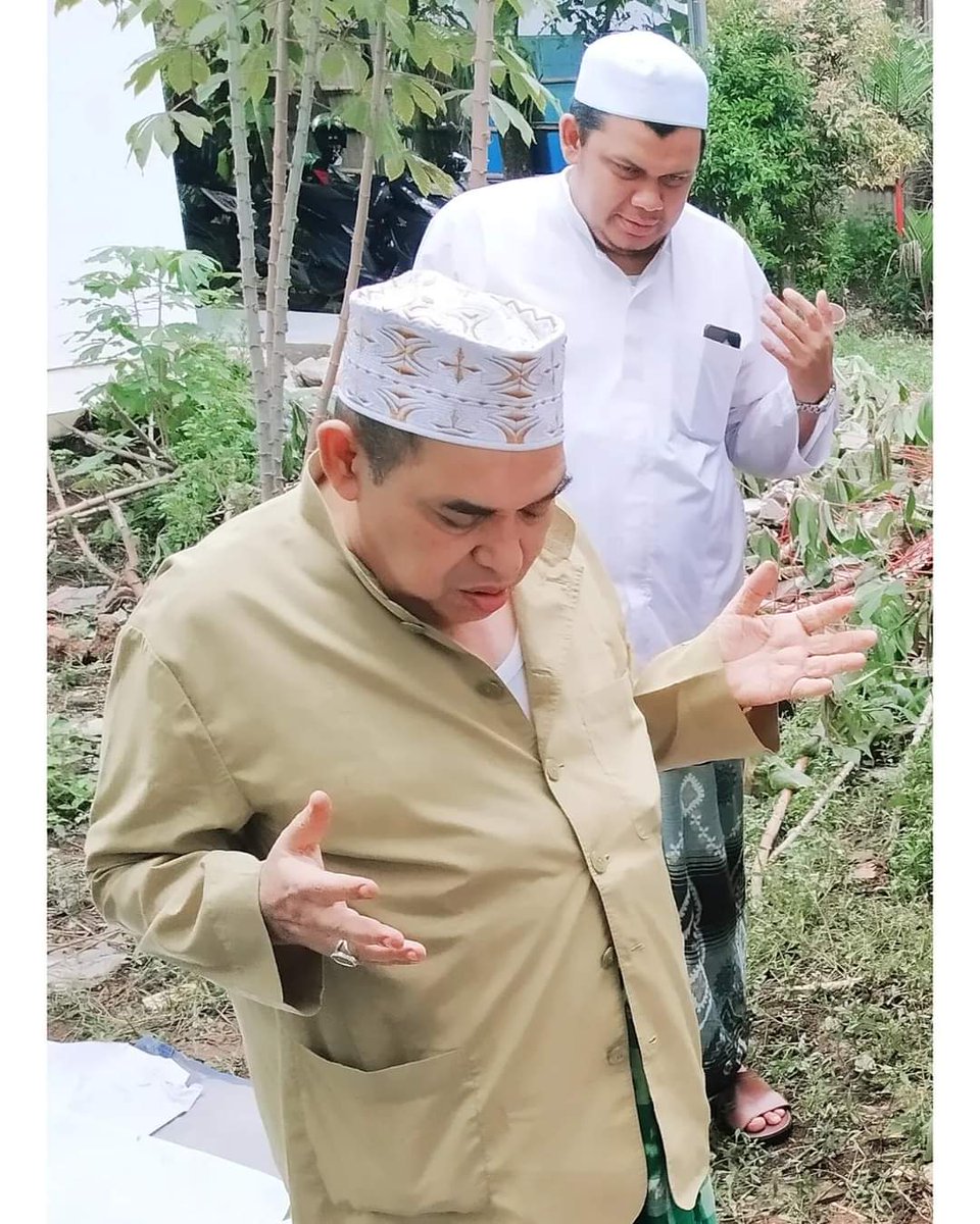 أُحِبُّ الصَّـالِحِينَ وَلَسْتُ مِنْـهُمْ        لَعَلِّي أَنْ أَنَـالَ بِـهِـمْ شَـفَاعَــــهْ 
Aku mencintai orang-orang sholeh meskipun aku bukan termasuk di antara mereka.Semoga bersama mereka aku bisa mendapatkan syafa’at kelak. (Imam Syafi’i)