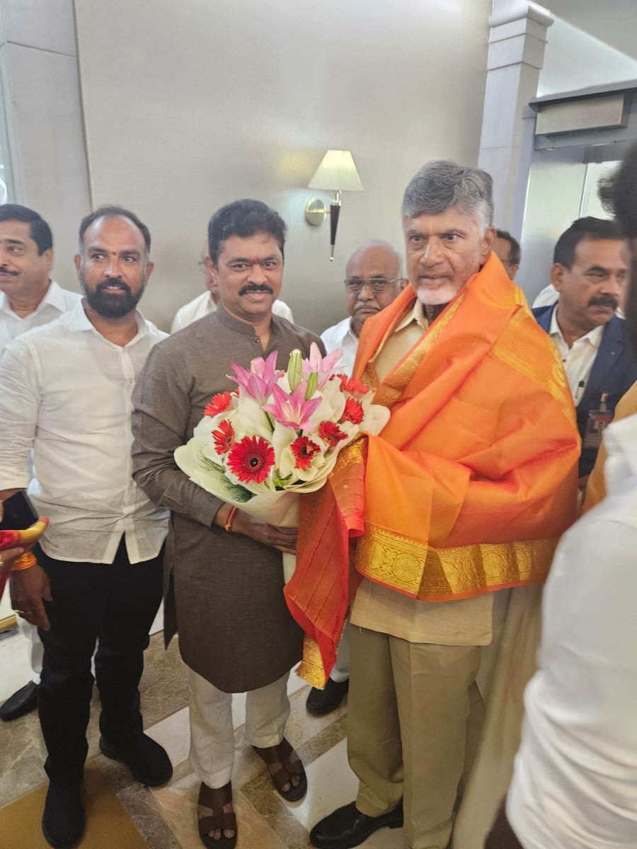 CMRamesh_MP's tweet photo. కాబోయే ఆంధ్రప్రదేశ్ ముఖ్యమంత్రివర్యులు శ్రీ @ncbn గారిని ఢిల్లీ విమానాశ్రయంలో స్వాగతం పలికి.. కూటమి అఖండ విజయం సాధించిన సందర్భంగా వారికి శుభాకాంక్షలు తెలపడం జరిగింది. 

#CBNAtDelhi #NDA_सरकार_है_तैयार https://t.co/dG0pH6y5MF