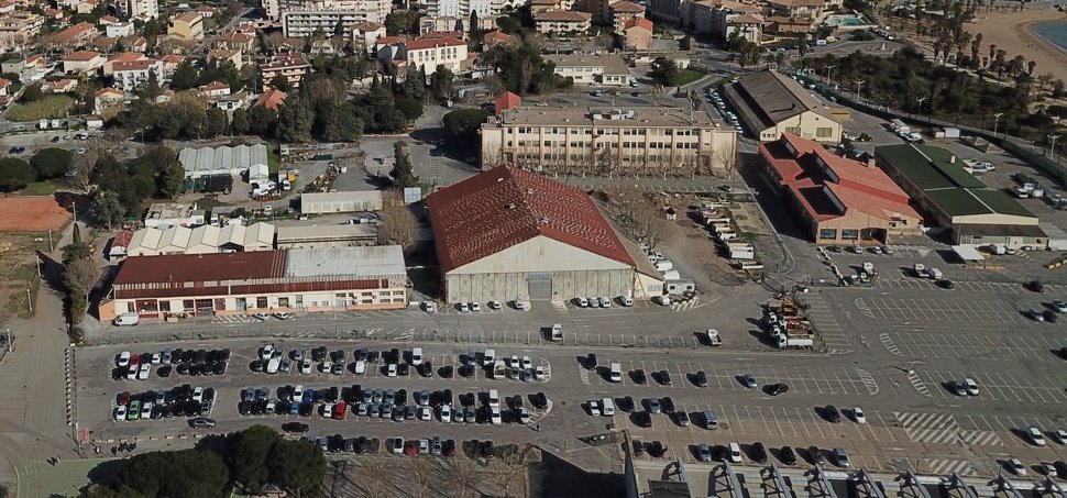 S_Kayp's tweet photo. Pétition contre le parking de la #BaseNature de #Fréjus car il est dans un mauvais état depuis des années mais il est payant 2 mois chaque année en été, donc cet argent ne sert pas pour refaire le bitume mais juste de recette supplémentaire pour la mairie: https://t.co/ghw9hMlez4 https://t.co/UXPU3GcUqB